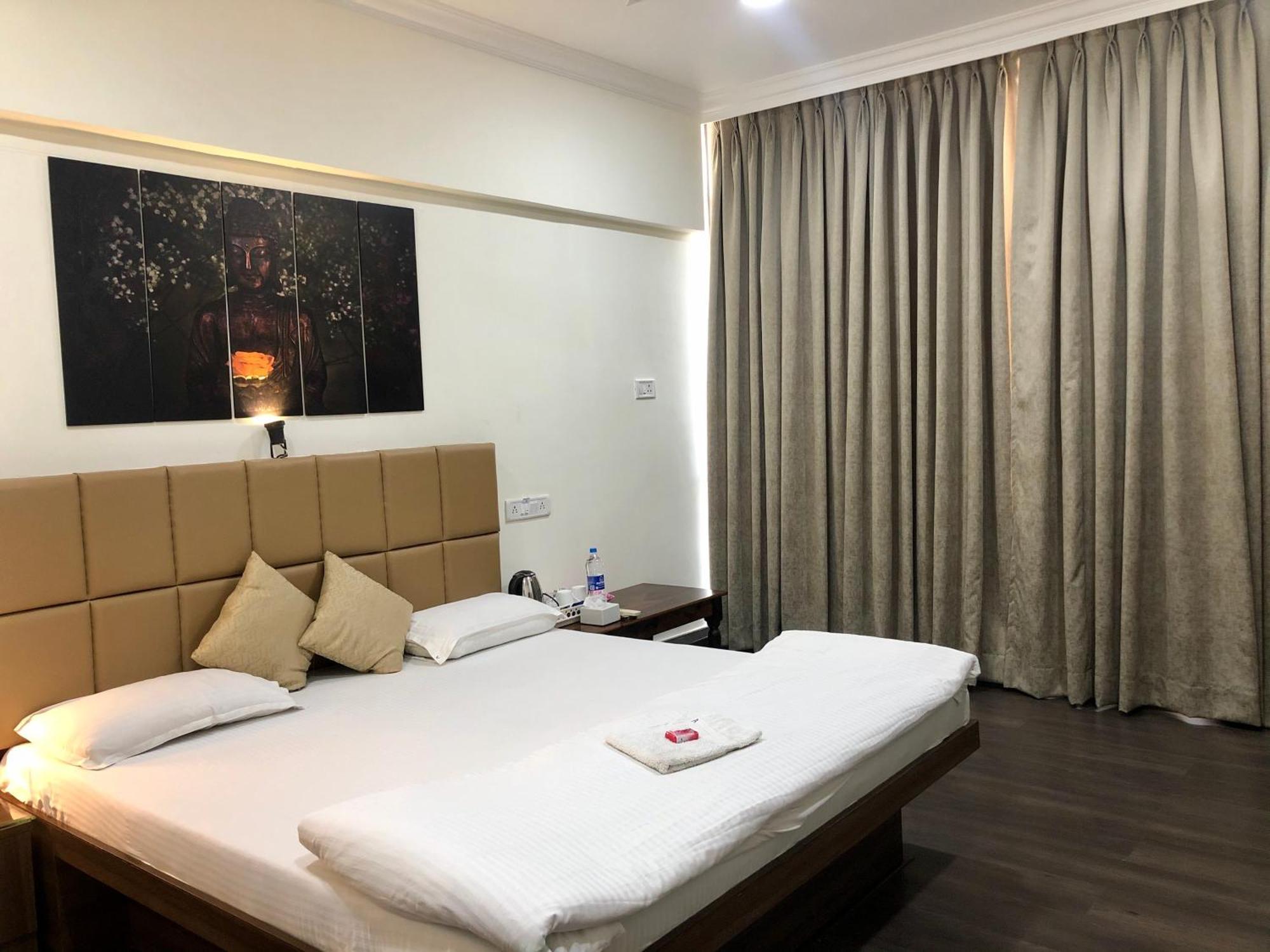 Apple Tree Apartments Koregaon Park Pune Bagian luar foto